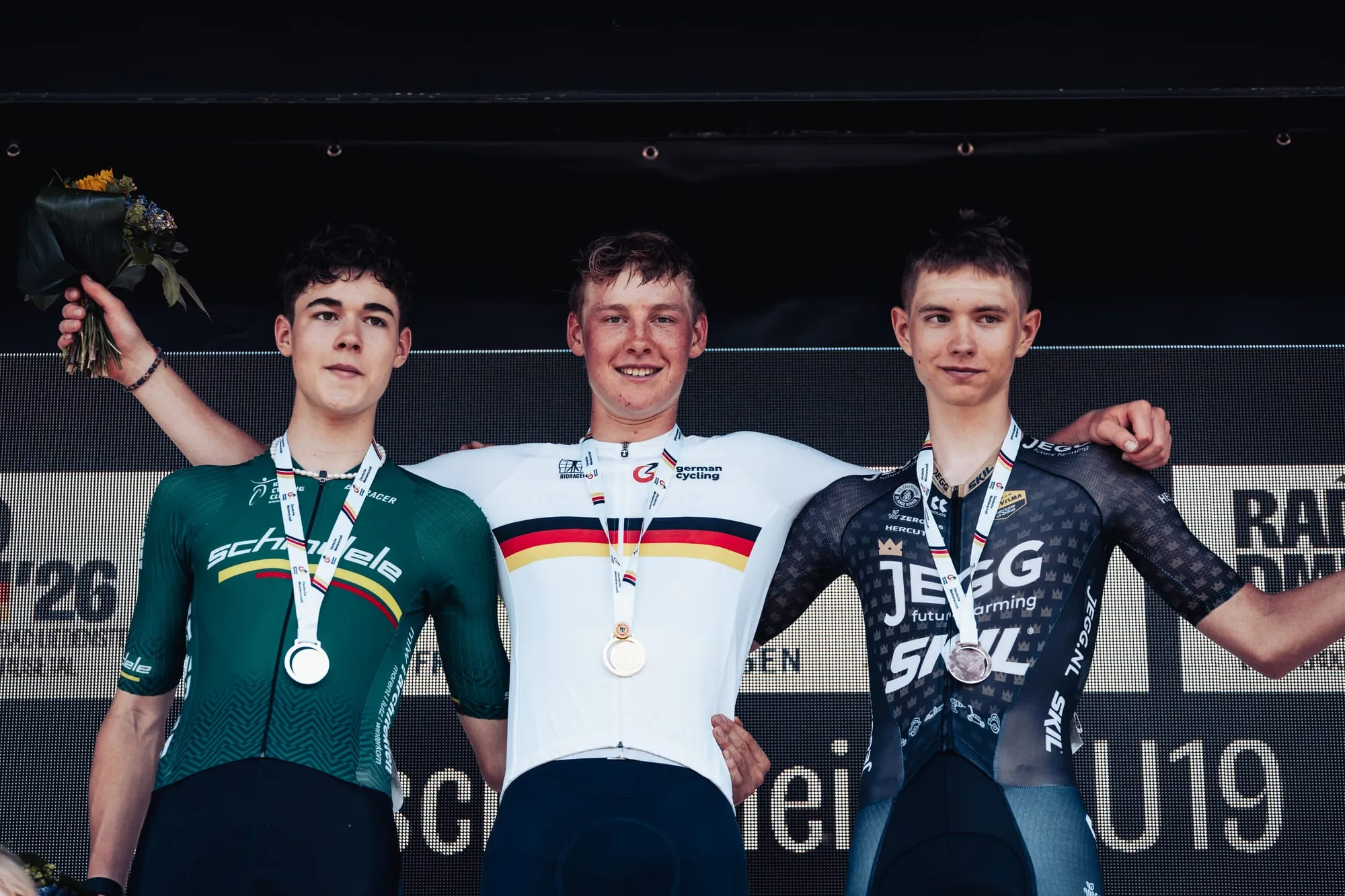 Podium im Straßenrennen der U19 mit Meister Karl Herzog im Meistertrikot
