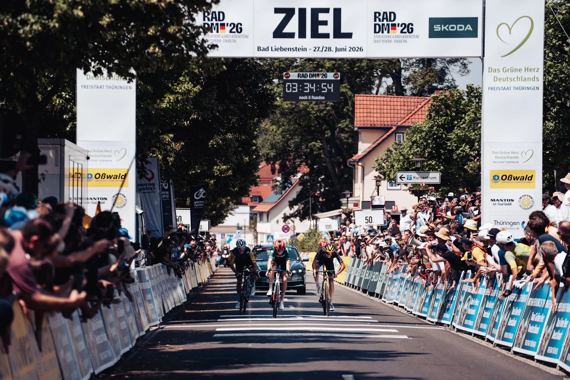 Sprint der Verfolgergruppe um die Medaillenränge im Ziel von Bad Liebenstein
