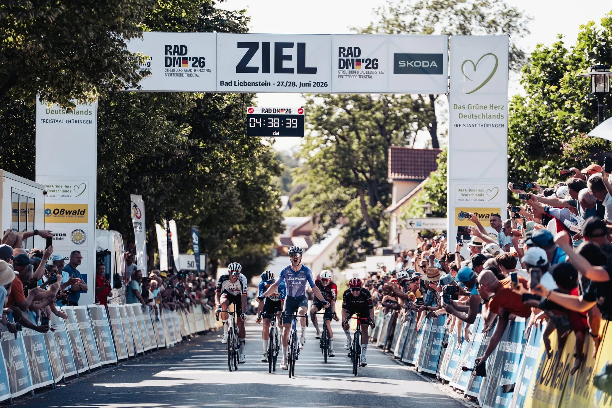 Zielsprint im Straßenrennen der Männer unter dem ZIEL-Bogen in Bad Liebenstein